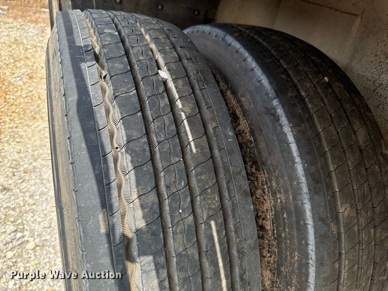 image for item DX0936 1997 Lufkin flatbed trailer