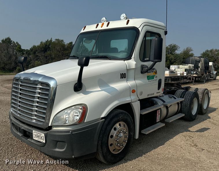 image for item DX3475 2012 Freightliner  Cascadia semi truck