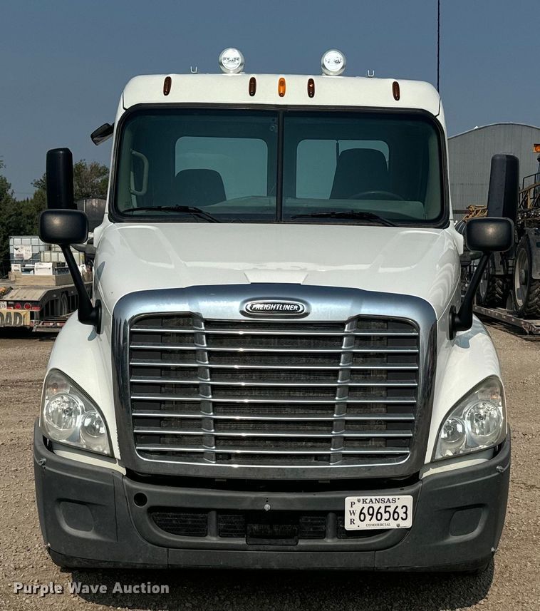 image for item DX3475 2012 Freightliner  Cascadia semi truck