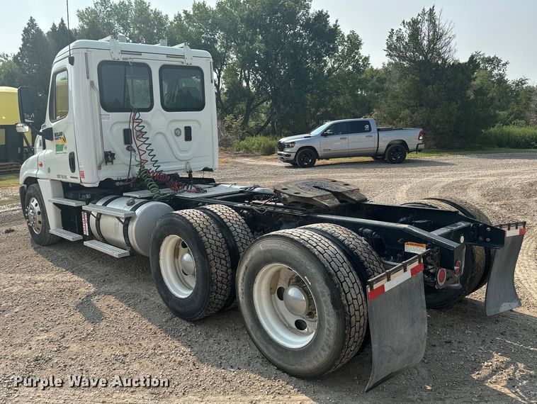 image for item DX3475 2012 Freightliner  Cascadia semi truck