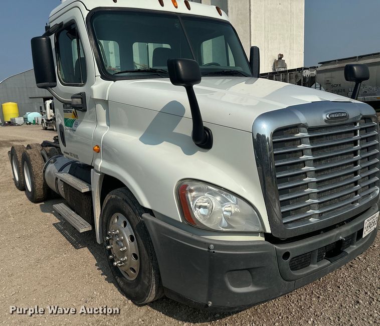 image for item DX3475 2012 Freightliner  Cascadia semi truck