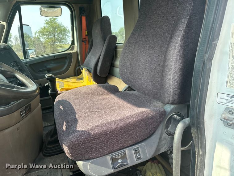 image for item DX3475 2012 Freightliner  Cascadia semi truck