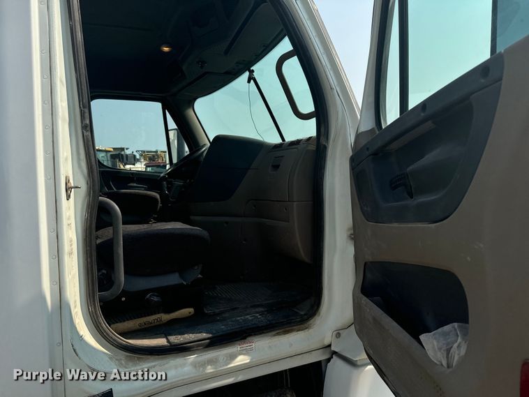 image for item DX3475 2012 Freightliner  Cascadia semi truck