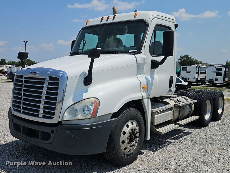 image for item EI3924 2010 Freightliner  Cascadia  semi truck