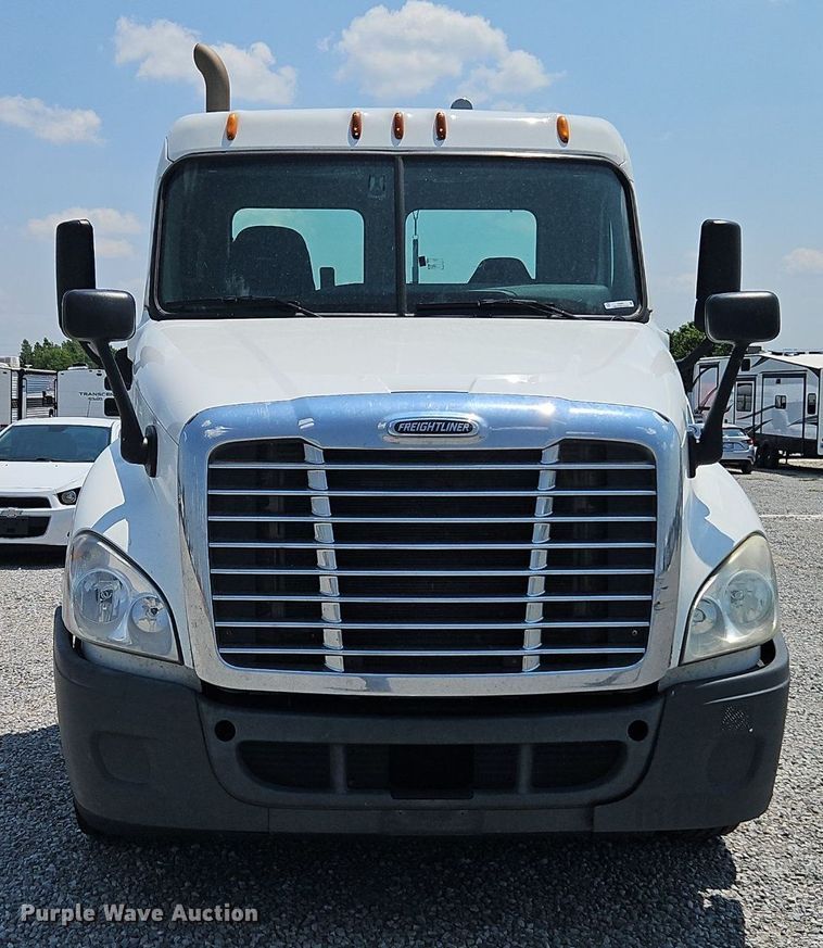 image for item EI3924 2010 Freightliner  Cascadia  semi truck