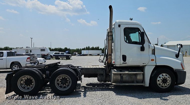 image for item EI3924 2010 Freightliner  Cascadia  semi truck