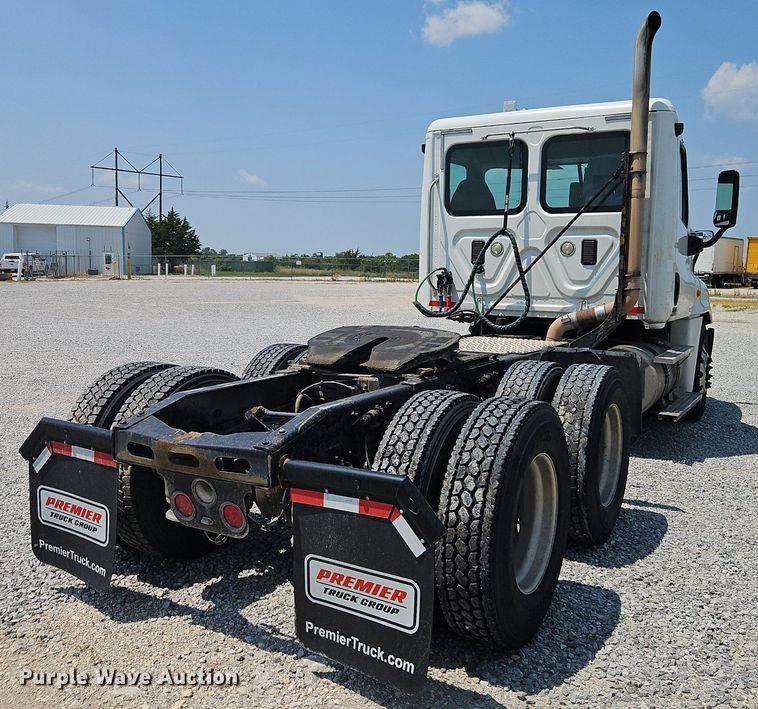 image for item EI3924 2010 Freightliner  Cascadia  semi truck