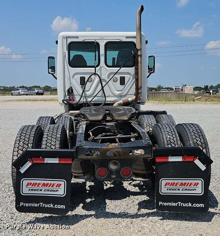 image for item EI3924 2010 Freightliner  Cascadia  semi truck