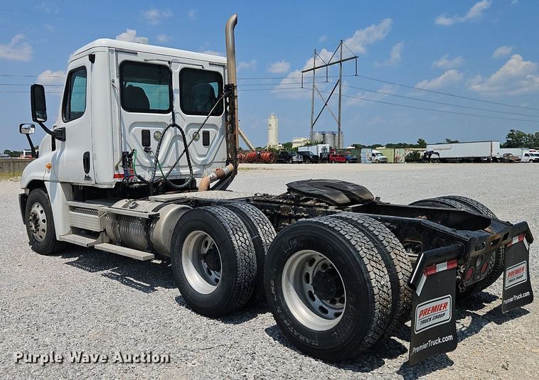 image for item EI3924 2010 Freightliner  Cascadia  semi truck