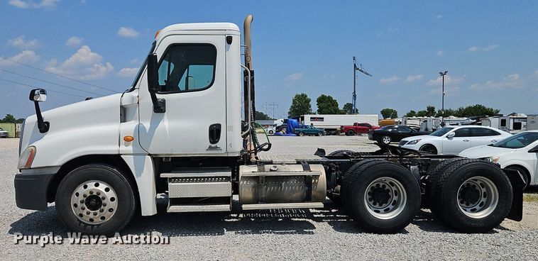 image for item EI3924 2010 Freightliner  Cascadia  semi truck