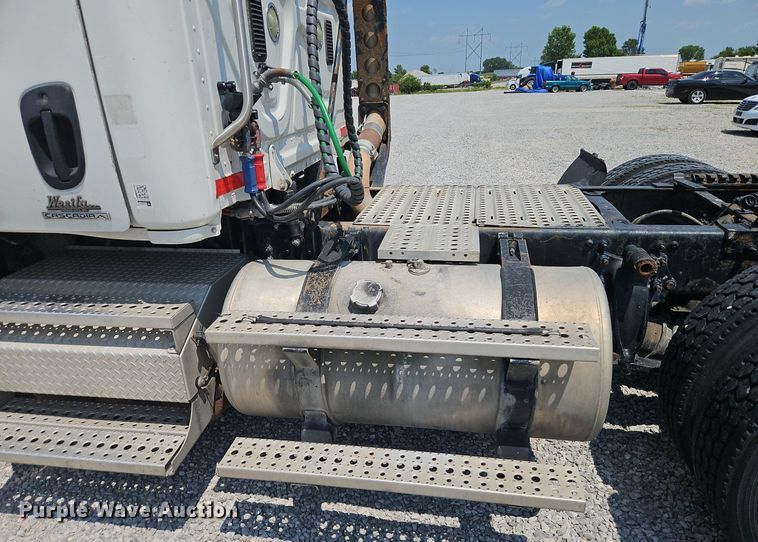 image for item EI3924 2010 Freightliner  Cascadia  semi truck