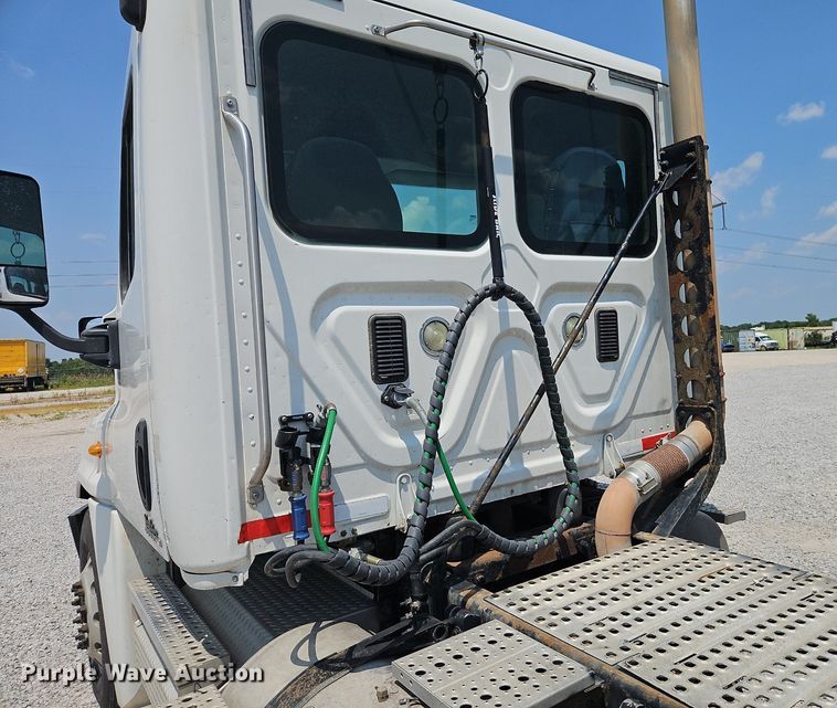 image for item EI3924 2010 Freightliner  Cascadia  semi truck