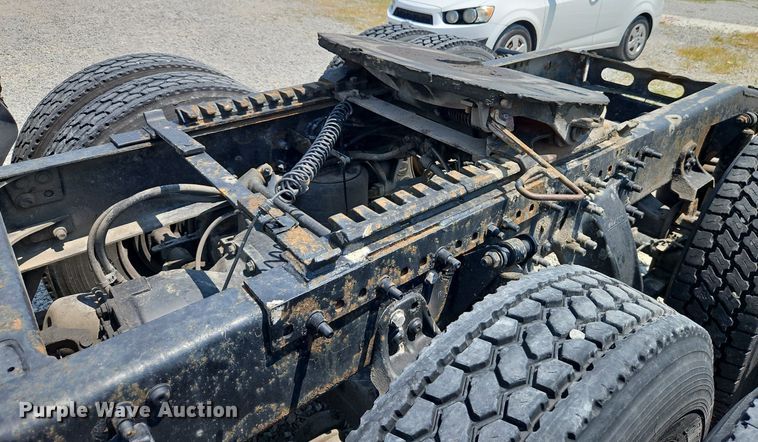 image for item EI3924 2010 Freightliner  Cascadia  semi truck