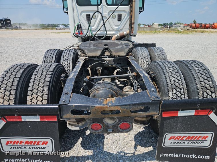 image for item EI3924 2010 Freightliner  Cascadia  semi truck