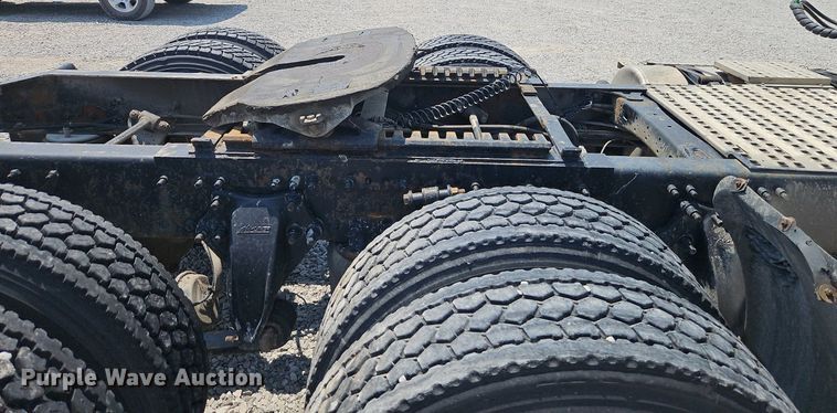 image for item EI3924 2010 Freightliner  Cascadia  semi truck