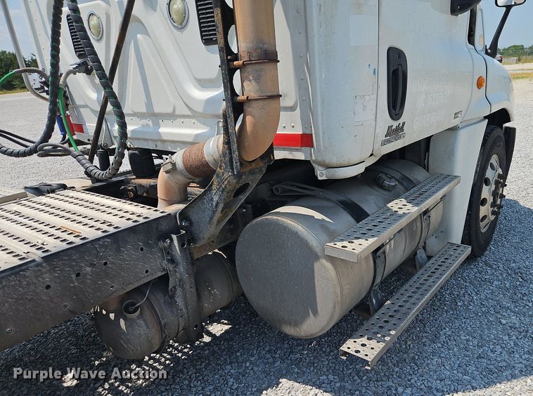 image for item EI3924 2010 Freightliner  Cascadia  semi truck