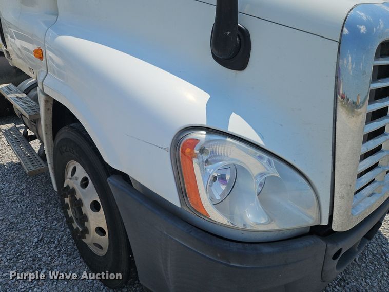 image for item EI3924 2010 Freightliner  Cascadia  semi truck