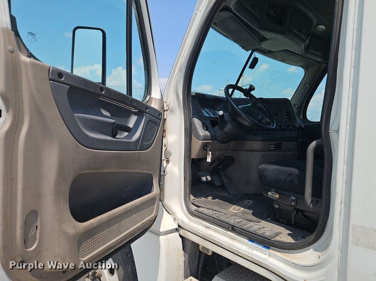 image for item EI3924 2010 Freightliner  Cascadia  semi truck