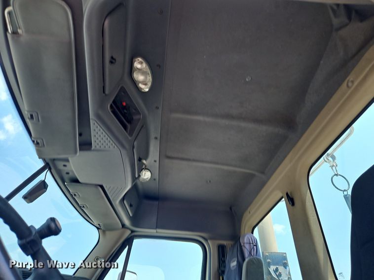 image for item EI3924 2010 Freightliner  Cascadia  semi truck