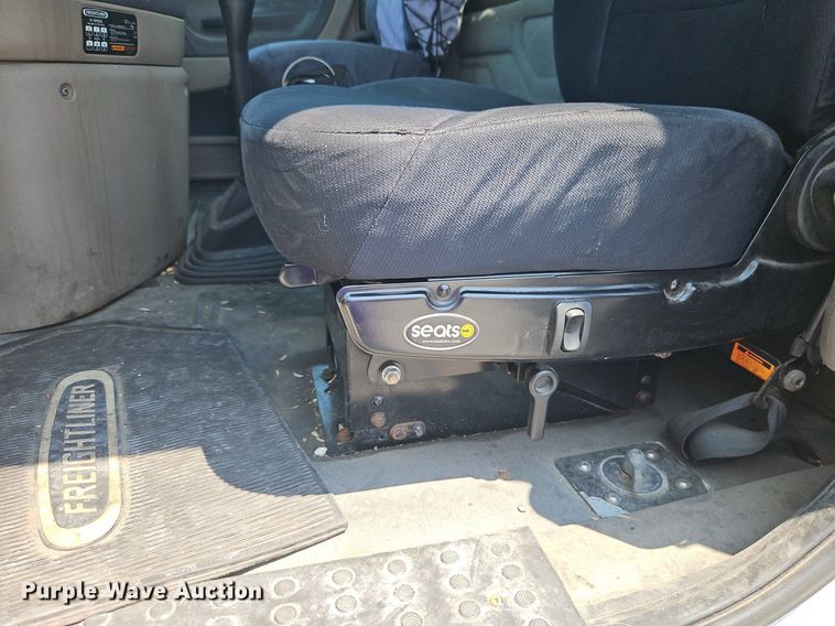 image for item EI3924 2010 Freightliner  Cascadia  semi truck