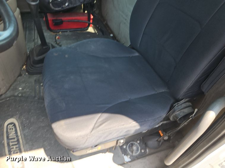 image for item EI3924 2010 Freightliner  Cascadia  semi truck