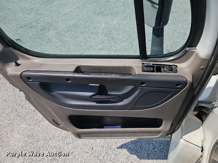 image for item EI3924 2010 Freightliner  Cascadia  semi truck