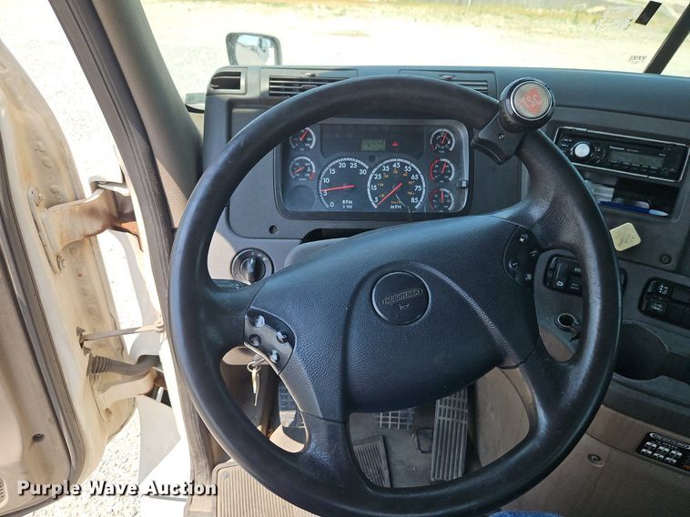 image for item EI3924 2010 Freightliner  Cascadia  semi truck