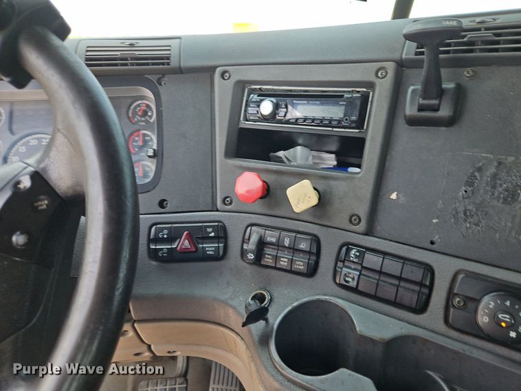 image for item EI3924 2010 Freightliner  Cascadia  semi truck