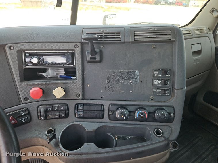 image for item EI3924 2010 Freightliner  Cascadia  semi truck