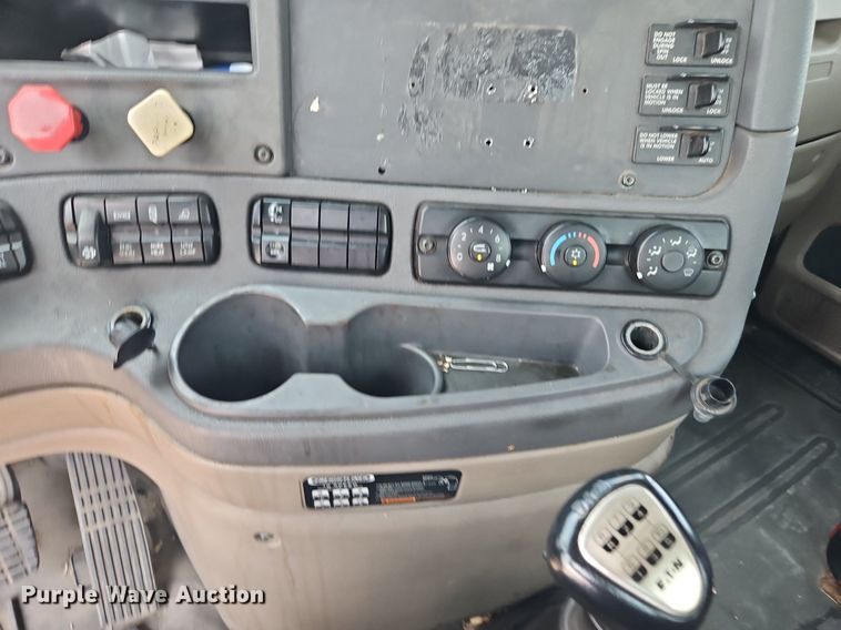 image for item EI3924 2010 Freightliner  Cascadia  semi truck