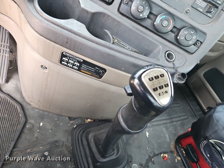 image for item EI3924 2010 Freightliner  Cascadia  semi truck