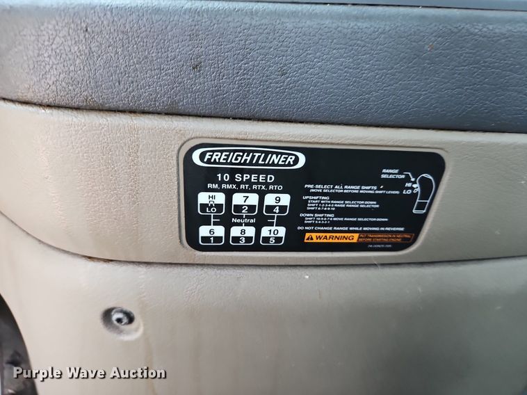 image for item EI3924 2010 Freightliner  Cascadia  semi truck