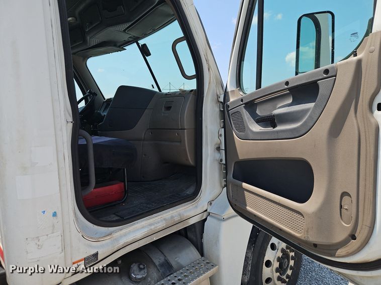 image for item EI3924 2010 Freightliner  Cascadia  semi truck