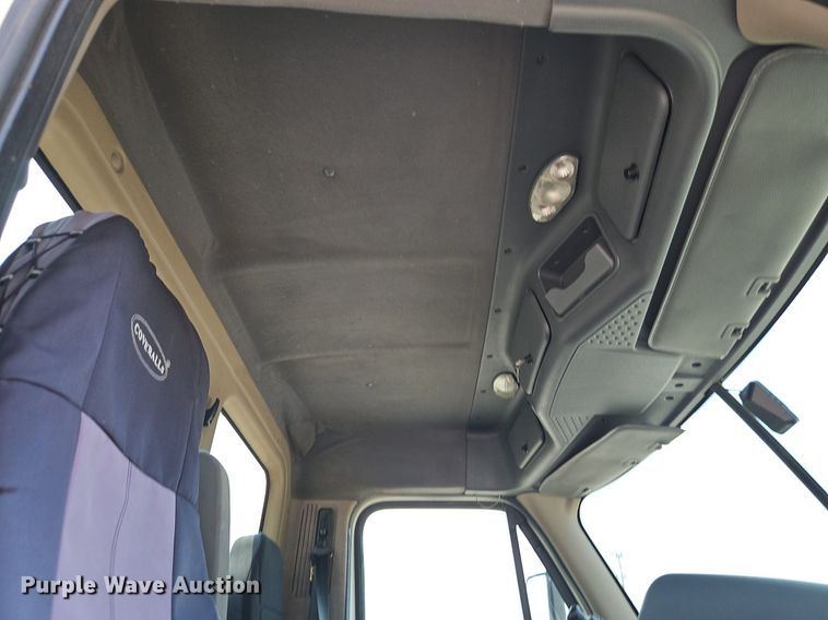 image for item EI3924 2010 Freightliner  Cascadia  semi truck