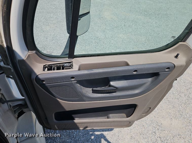 image for item EI3924 2010 Freightliner  Cascadia  semi truck