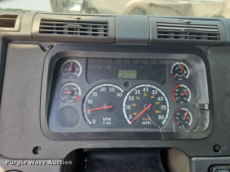 image for item EI3924 2010 Freightliner  Cascadia  semi truck