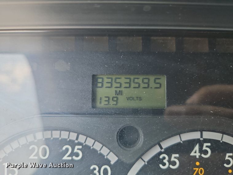 image for item EI3924 2010 Freightliner  Cascadia  semi truck