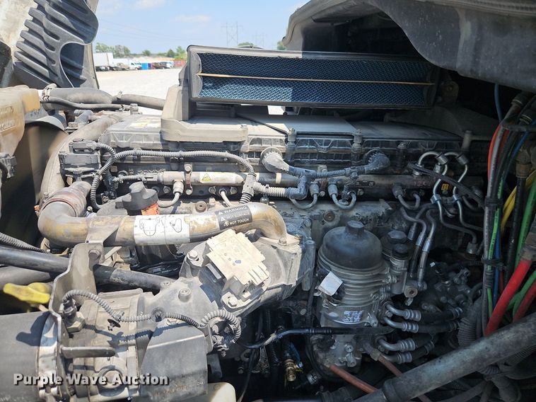 image for item EI3924 2010 Freightliner  Cascadia  semi truck