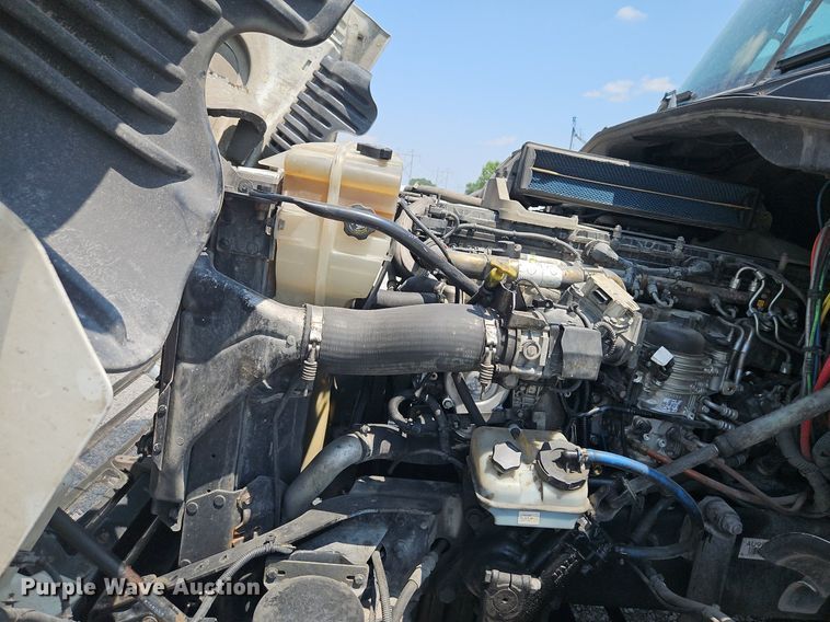 image for item EI3924 2010 Freightliner  Cascadia  semi truck