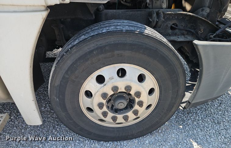 image for item EI3924 2010 Freightliner  Cascadia  semi truck