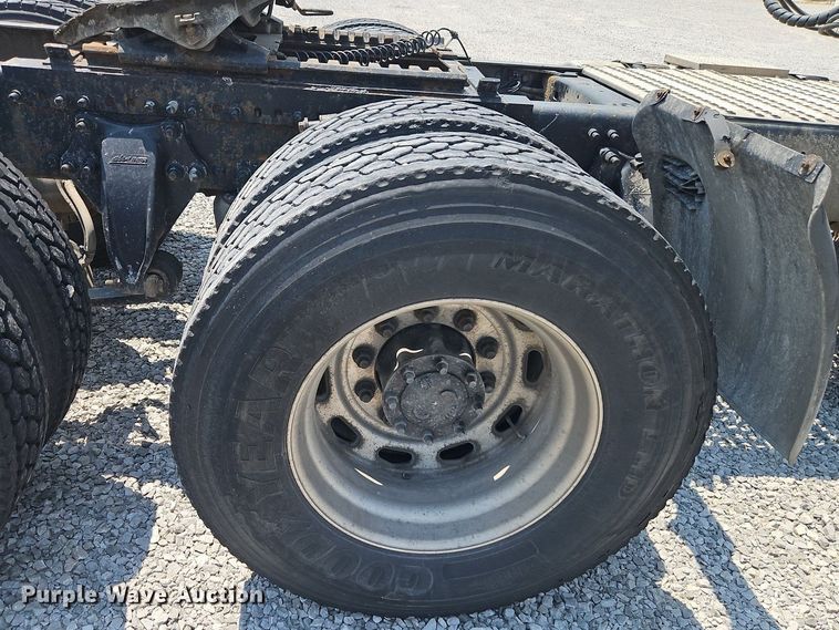 image for item EI3924 2010 Freightliner  Cascadia  semi truck