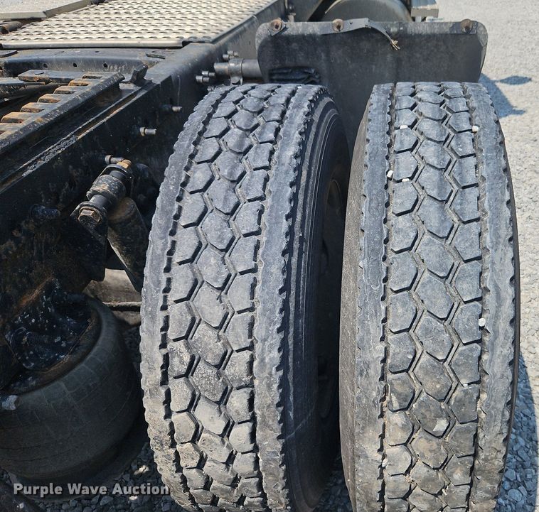 image for item EI3924 2010 Freightliner  Cascadia  semi truck