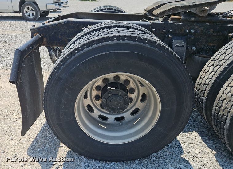 image for item EI3924 2010 Freightliner  Cascadia  semi truck