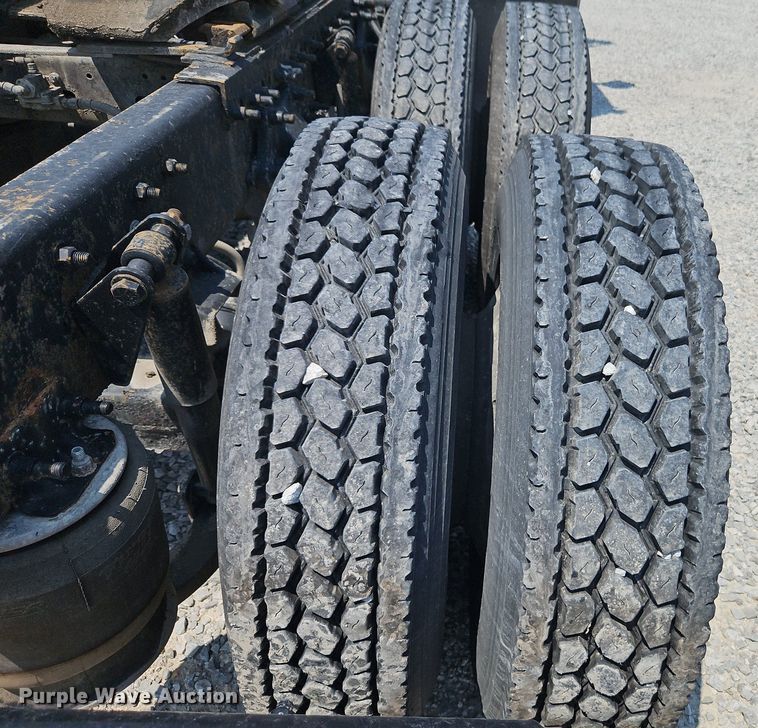 image for item EI3924 2010 Freightliner  Cascadia  semi truck