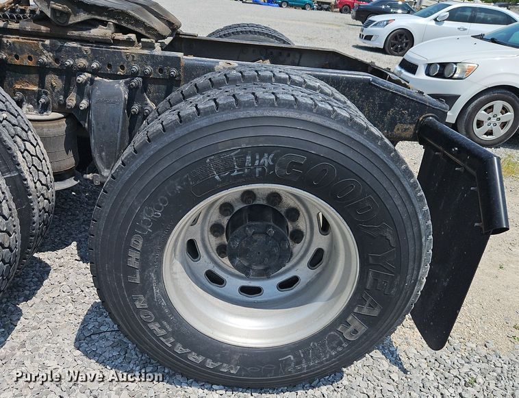 image for item EI3924 2010 Freightliner  Cascadia  semi truck