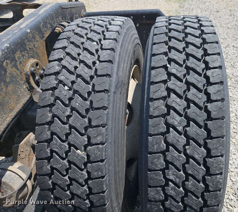 image for item EI3924 2010 Freightliner  Cascadia  semi truck