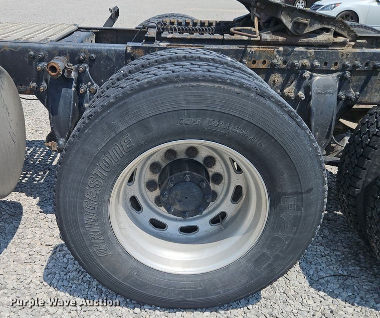 image for item EI3924 2010 Freightliner  Cascadia  semi truck