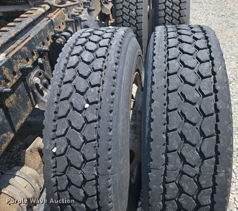 image for item EI3924 2010 Freightliner  Cascadia  semi truck