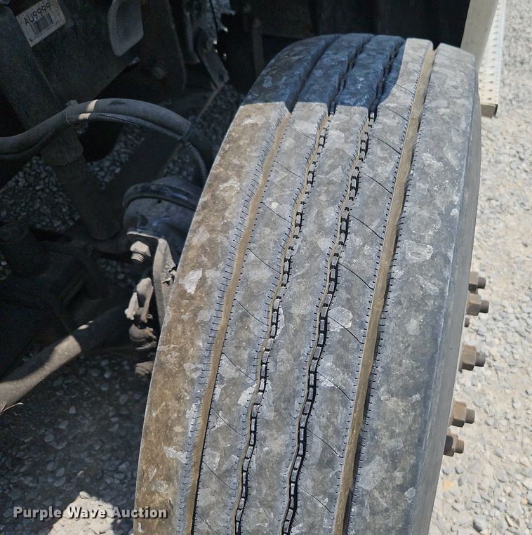 image for item EI3924 2010 Freightliner  Cascadia  semi truck