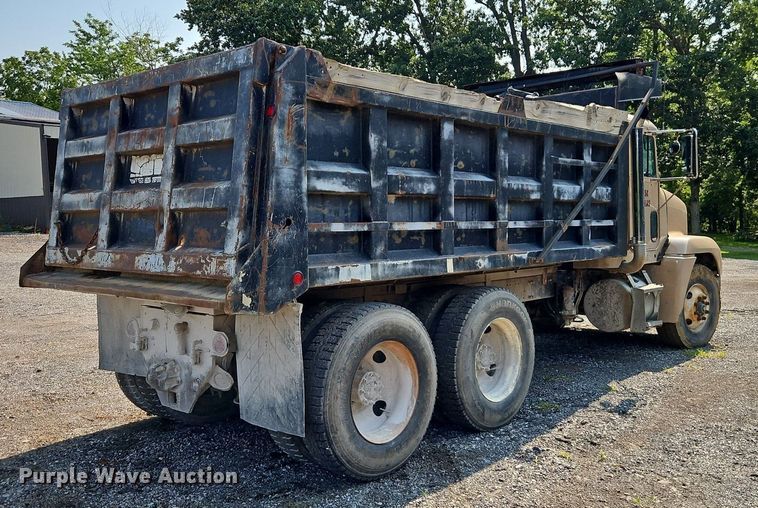 image for item EI3966 1995 Freightliner  FLD120 dump truck